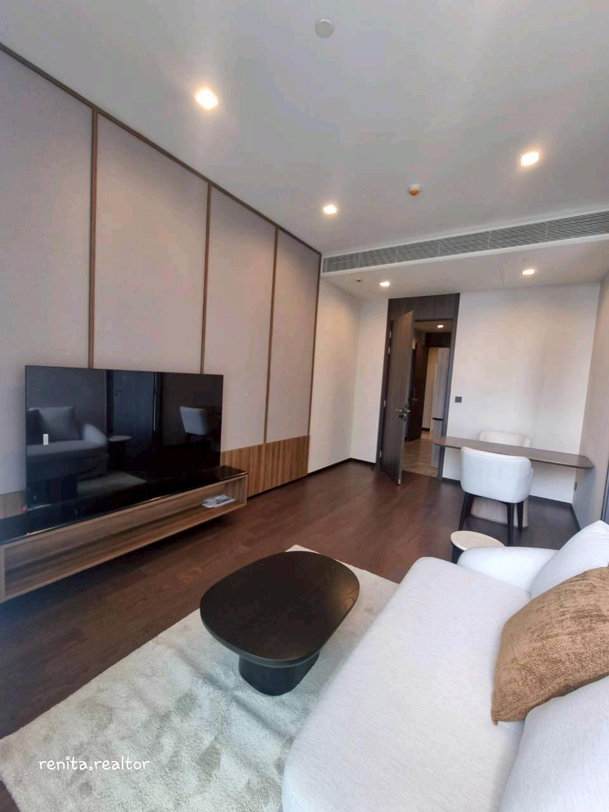 ให้เช่าคอนโดสุขุมวิท อโศก ทองหล่อ : ปล่อยเช่าคอนโดหรู AESTIQ Thonglor – ห้องสวย เลี้ยงสัตว์ได้ (Pet-Friendly) ใจกลางทองหล่อ! 🐾✨