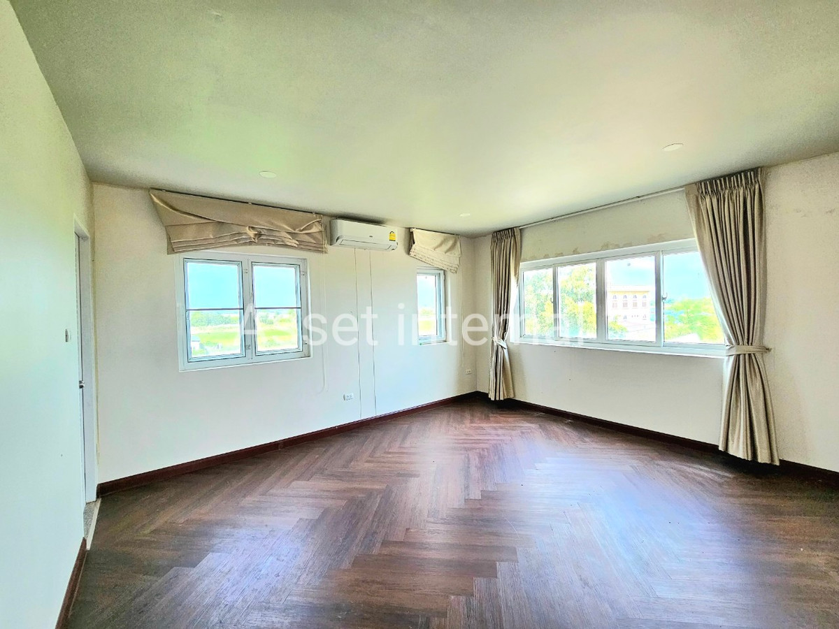 Home OfficeMin Buri, Romklao : Home Office for rent, 4 and a half storey office, area 1 rai, 10 bedrooms, 9 bathrooms, parking for 50 cars, with 16 kw solar cell panels, Saen Saep Subdistrict, Min Buri District, Bangkok