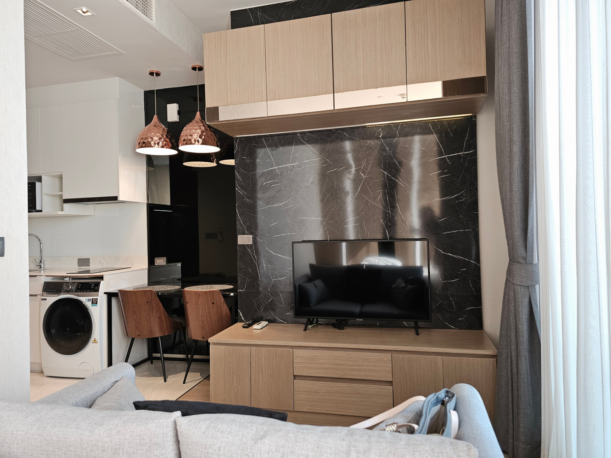 ให้เช่าคอนโดสีลม ศาลาแดง บางรัก : Ashton Silom ชั้นสูง วิวสวย 32.39 Sq,m. Fully Finished 26,000 บาท โทรเลย น้อง 096-2615656  ห้องกว้าง 32.39 ตรม. 1 นอน 1 น้ำ เฟอร์ครบ พร้อมอยู่   Location : Silom , Chongnonsi  Rental Price : 26,000 Baht  Condominium near MRT, BTS  : Silom , Chong NonsiSta