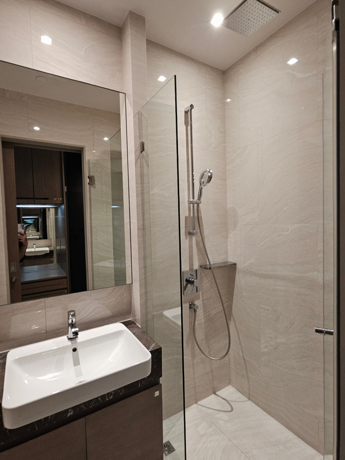 ให้เช่าคอนโดสีลม ศาลาแดง บางรัก : Ashton Silom ชั้นสูง วิวสวย 32.39 Sq,m. Fully Finished 26,000 บาท โทรเลย น้อง 096-2615656  ห้องกว้าง 32.39 ตรม. 1 นอน 1 น้ำ เฟอร์ครบ พร้อมอยู่   Location : Silom , Chongnonsi  Rental Price : 26,000 Baht  Condominium near MRT, BTS  : Silom , Chong NonsiSta