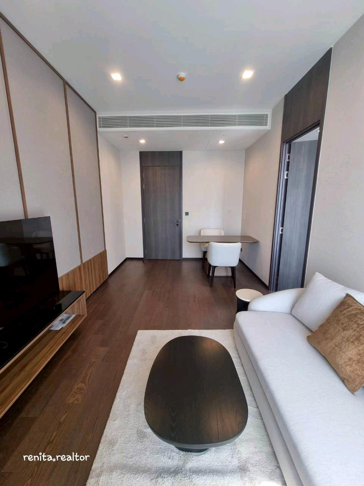 ให้เช่าคอนโดสุขุมวิท อโศก ทองหล่อ : ปล่อยเช่าคอนโดหรู AESTIQ Thonglor – ห้องสวย เลี้ยงสัตว์ได้ (Pet-Friendly) ใจกลางทองหล่อ! 🐾✨