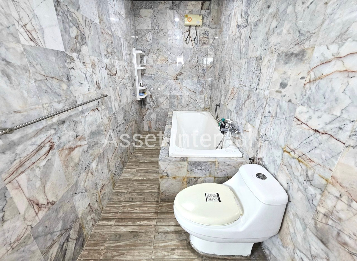 Home OfficeMin Buri, Romklao : Home Office for rent, 4 and a half storey office, area 1 rai, 10 bedrooms, 9 bathrooms, parking for 50 cars, with 16 kw solar cell panels, Saen Saep Subdistrict, Min Buri District, Bangkok