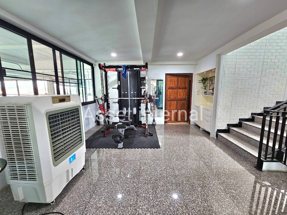 Home OfficeMin Buri, Romklao : Home Office for rent, 4 and a half storey office, area 1 rai, 10 bedrooms, 9 bathrooms, parking for 50 cars, with 16 kw solar cell panels, Saen Saep Subdistrict, Min Buri District, Bangkok