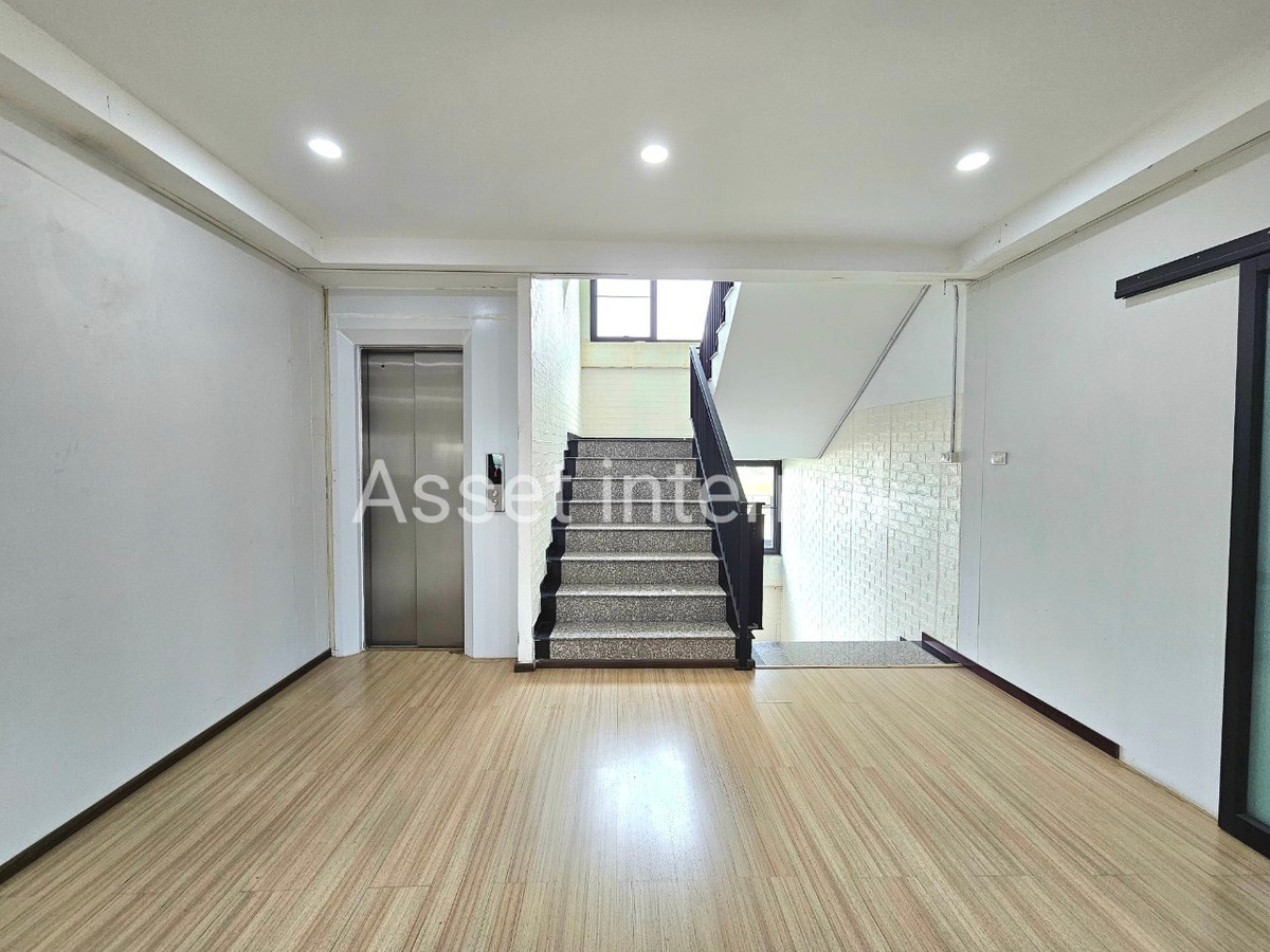 Home OfficeMin Buri, Romklao : Home Office for rent, 4 and a half storey office, area 1 rai, 10 bedrooms, 9 bathrooms, parking for 50 cars, with 16 kw solar cell panels, Saen Saep Subdistrict, Min Buri District, Bangkok