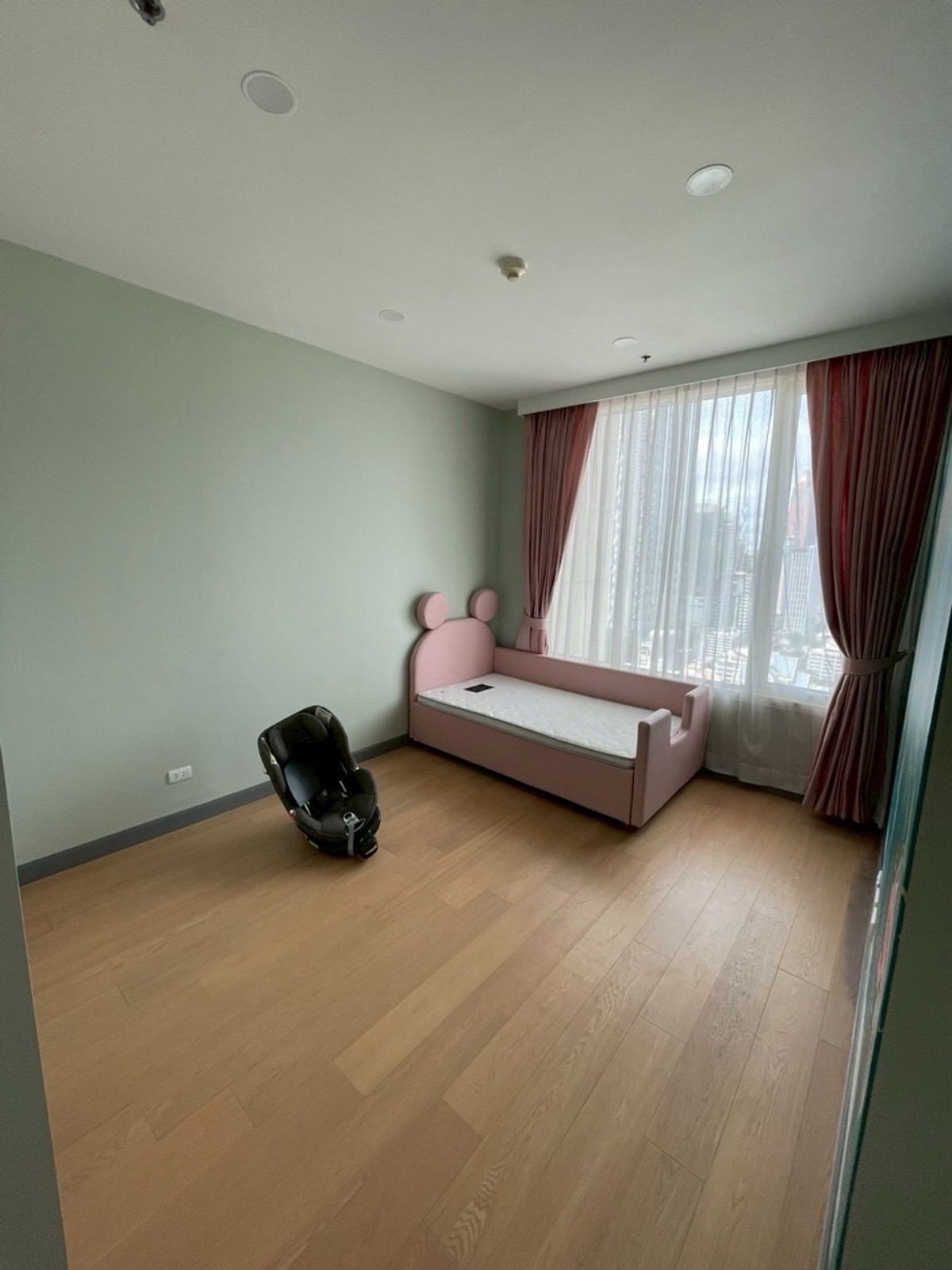 CondoSathorn, Narathiwat : Investment-Grade Luxury Condo in Sathorn High Floor Large Unit with Strong Rental Demand