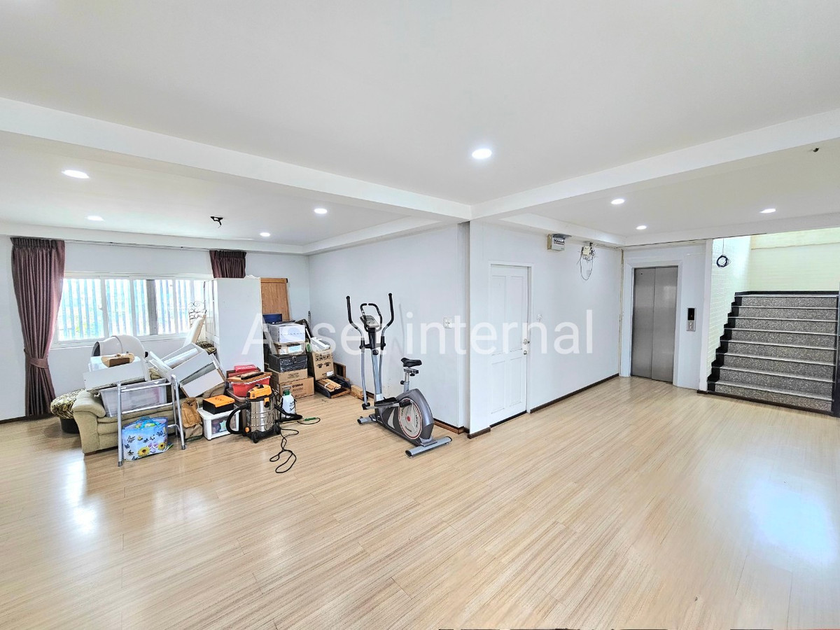 Home OfficeMin Buri, Romklao : Home Office for rent, 4 and a half storey office, area 1 rai, 10 bedrooms, 9 bathrooms, parking for 50 cars, with 16 kw solar cell panels, Saen Saep Subdistrict, Min Buri District, Bangkok