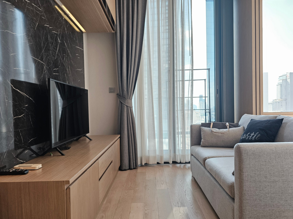 ให้เช่าคอนโดสีลม ศาลาแดง บางรัก : Ashton Silom ชั้นสูง วิวสวย 32.39 Sq,m. Fully Finished 26,000 บาท โทรเลย น้อง 096-2615656  ห้องกว้าง 32.39 ตรม. 1 นอน 1 น้ำ เฟอร์ครบ พร้อมอยู่   Location : Silom , Chongnonsi  Rental Price : 26,000 Baht  Condominium near MRT, BTS  : Silom , Chong NonsiSta