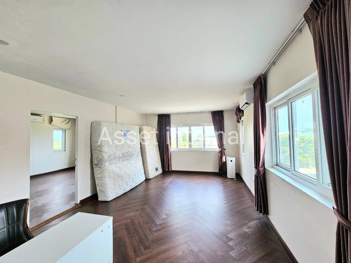 Home OfficeMin Buri, Romklao : Home Office for rent, 4 and a half storey office, area 1 rai, 10 bedrooms, 9 bathrooms, parking for 50 cars, with 16 kw solar cell panels, Saen Saep Subdistrict, Min Buri District, Bangkok