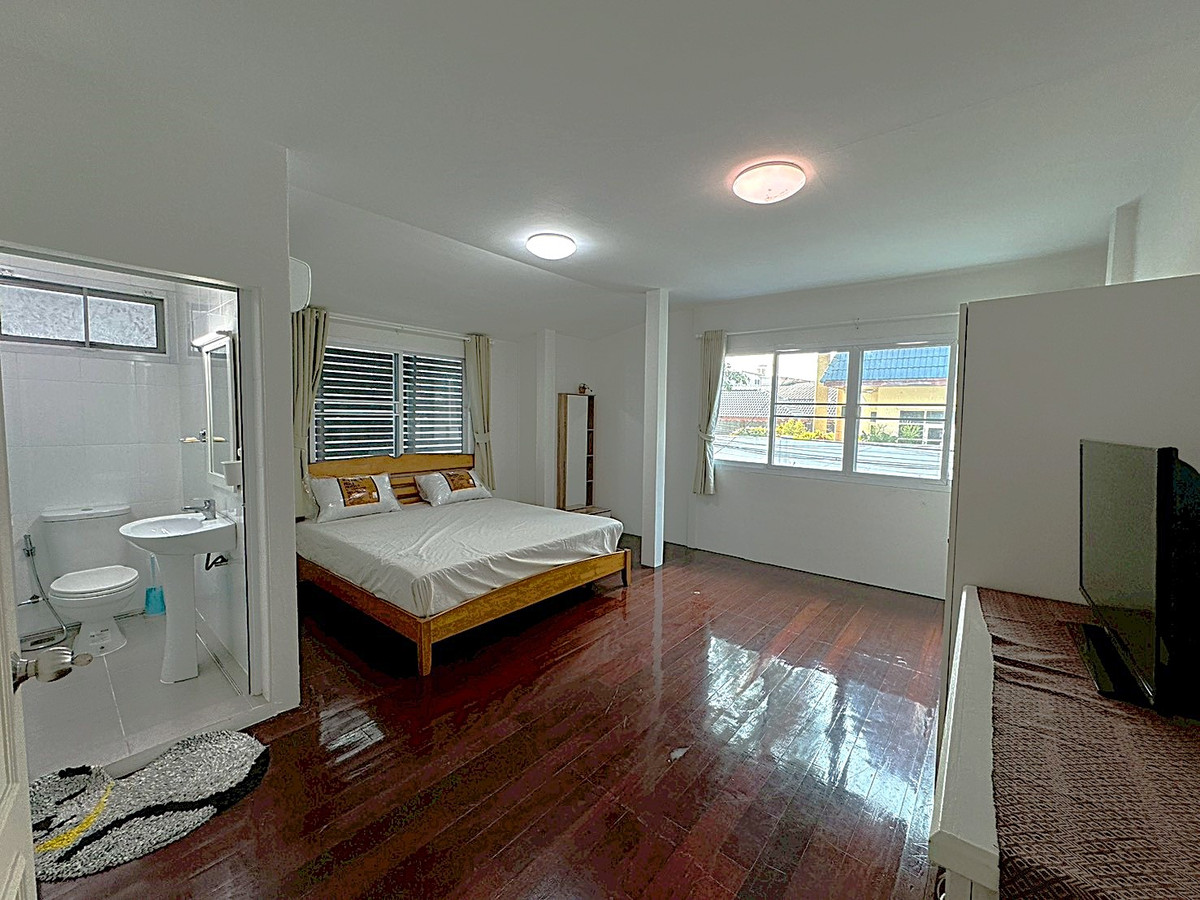 For RentHouseSukhumvit, Asoke, Thonglor : Detached House in Good Condition with Spacious Garden — Suitable for Business or Residence **NO CO-AGENT** 