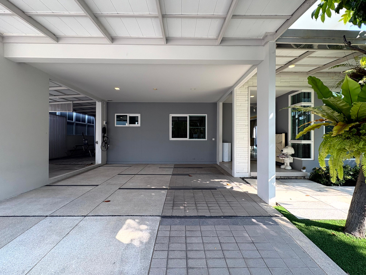 HouseLadkrabang, Suwannaphum Airport : For sale or rent: Large detached house near the clubhouse, fully furnished, ready to move in, Mantana Bangna-Wongwaen.