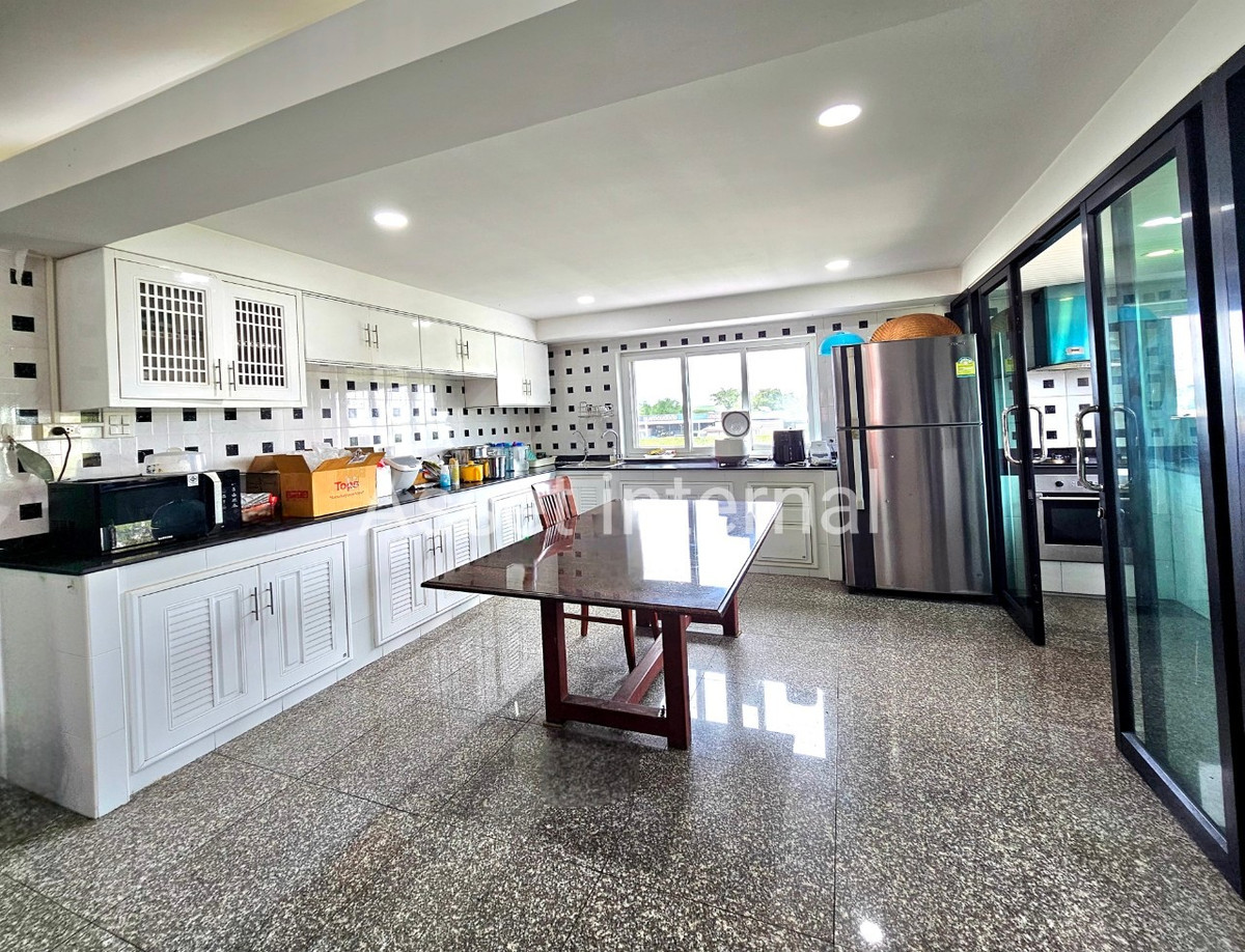 Home OfficeMin Buri, Romklao : Home Office for rent, 4 and a half storey office, area 1 rai, 10 bedrooms, 9 bathrooms, parking for 50 cars, with 16 kw solar cell panels, Saen Saep Subdistrict, Min Buri District, Bangkok