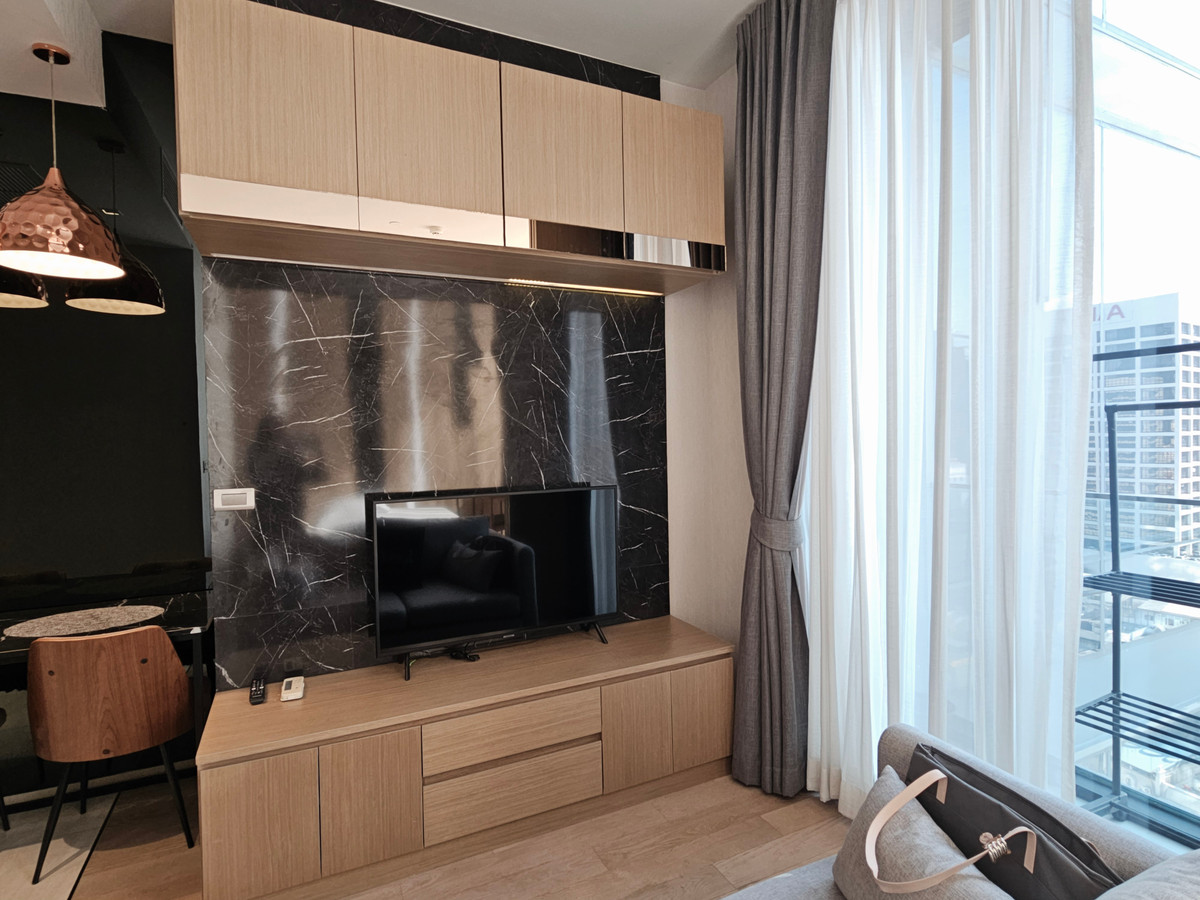 ให้เช่าคอนโดสีลม ศาลาแดง บางรัก : Ashton Silom ชั้นสูง วิวสวย 32.39 Sq,m. Fully Finished 26,000 บาท โทรเลย น้อง 096-2615656  ห้องกว้าง 32.39 ตรม. 1 นอน 1 น้ำ เฟอร์ครบ พร้อมอยู่   Location : Silom , Chongnonsi  Rental Price : 26,000 Baht  Condominium near MRT, BTS  : Silom , Chong NonsiSta