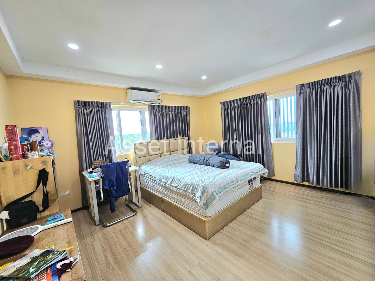 Home OfficeMin Buri, Romklao : Home Office for rent, 4 and a half storey office, area 1 rai, 10 bedrooms, 9 bathrooms, parking for 50 cars, with 16 kw solar cell panels, Saen Saep Subdistrict, Min Buri District, Bangkok