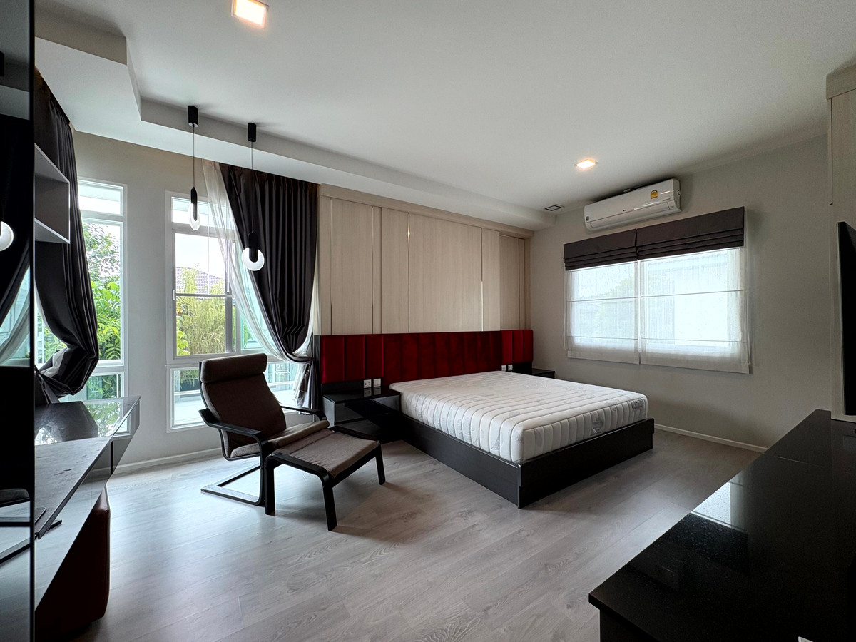 HouseLadkrabang, Suwannaphum Airport : For sale or rent: Large detached house near the clubhouse, fully furnished, ready to move in, Mantana Bangna-Wongwaen.