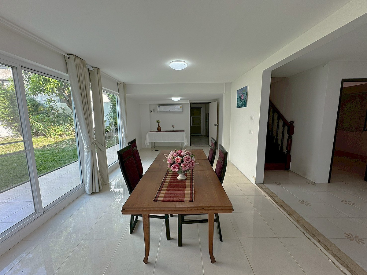 For RentHouseSukhumvit, Asoke, Thonglor : Detached House in Good Condition with Spacious Garden — Suitable for Business or Residence **NO CO-AGENT** 