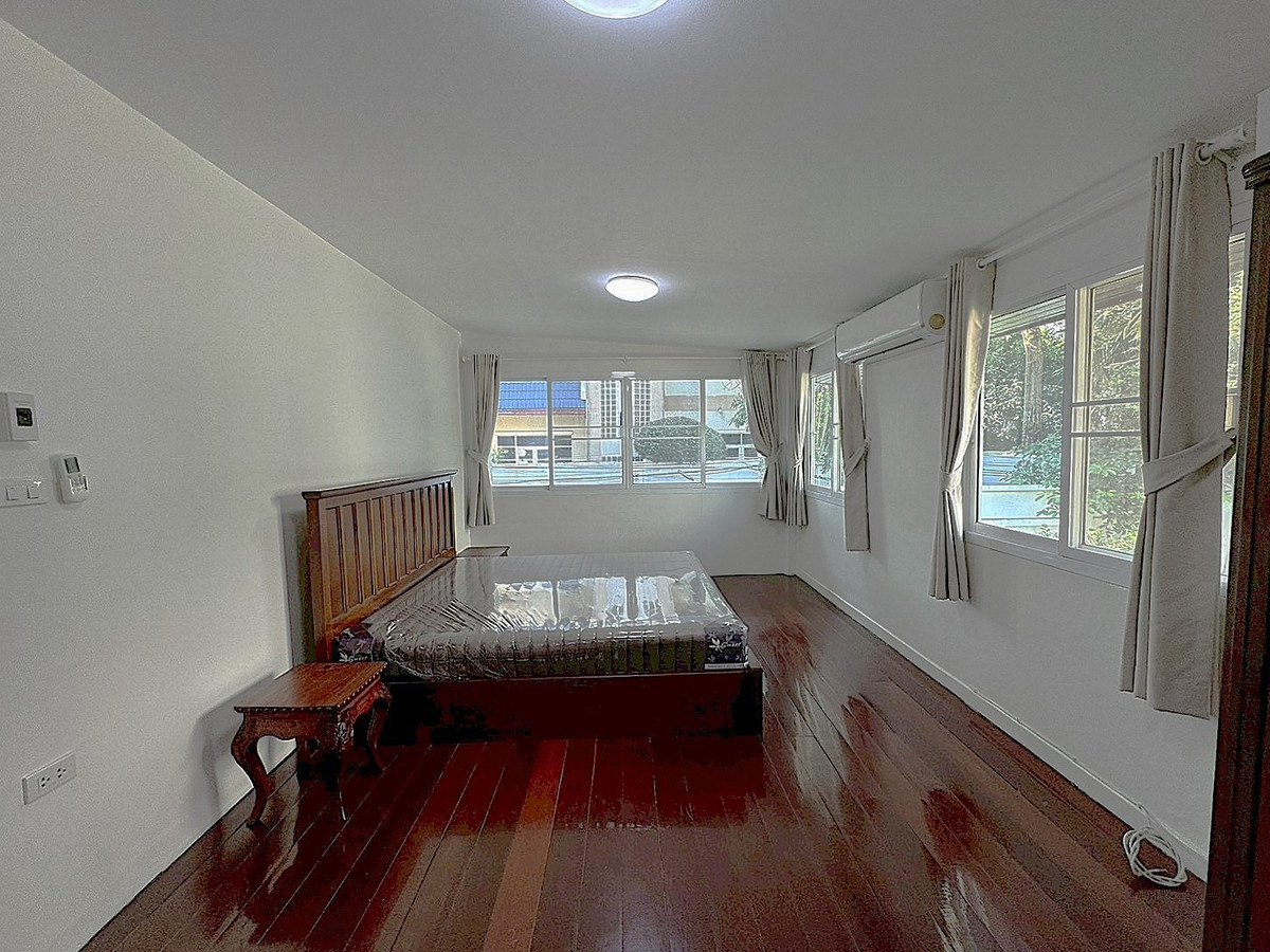For RentHouseSukhumvit, Asoke, Thonglor : Detached House in Good Condition with Spacious Garden — Suitable for Business or Residence **NO CO-AGENT** 