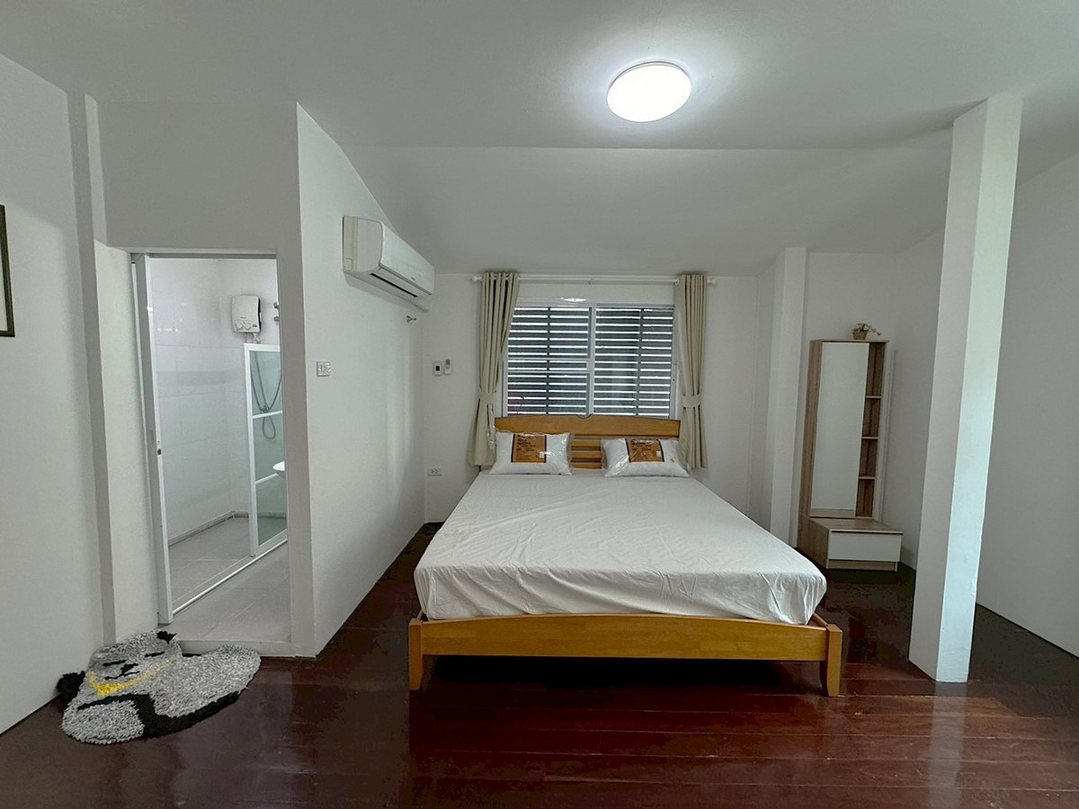 For RentHouseSukhumvit, Asoke, Thonglor : Detached House in Good Condition with Spacious Garden — Suitable for Business or Residence **NO CO-AGENT** 