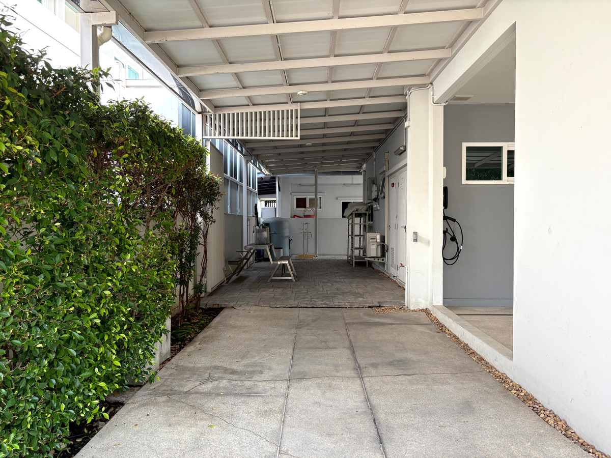 HouseLadkrabang, Suwannaphum Airport : For sale or rent: Large detached house near the clubhouse, fully furnished, ready to move in, Mantana Bangna-Wongwaen.