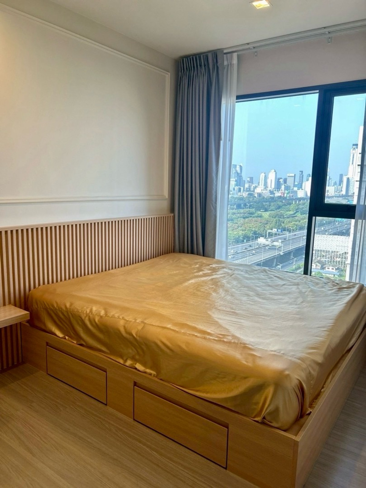 For RentCondoRama9, Petchburi, RCA : 🔥For Rent Now🔥 Life Asoke Hype, spacious room, fully furnished and ready to move in.