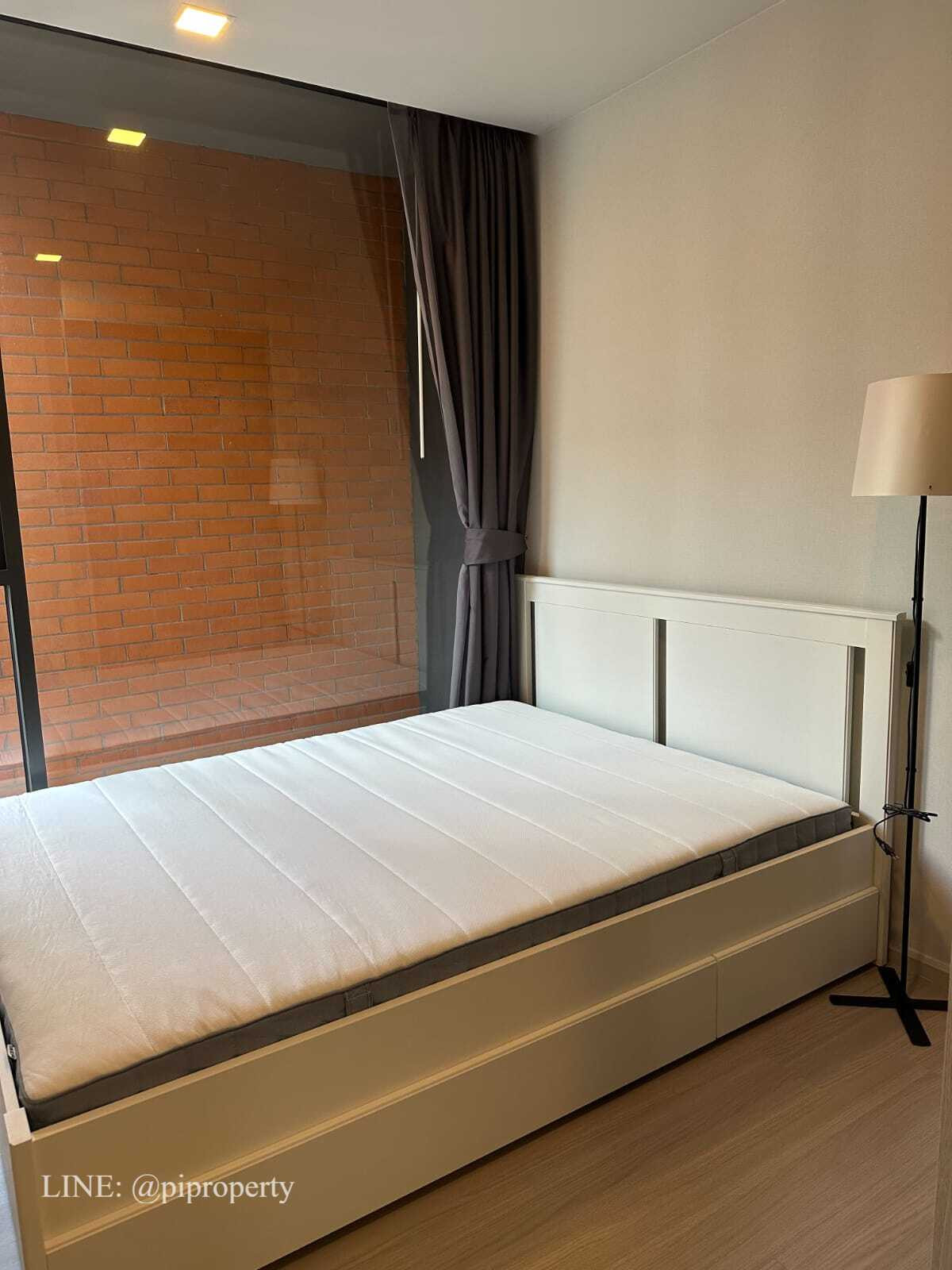 For RentCondoSukhumvit, Asoke, Thonglor : Fully furnished 2 Bedrooms units for rent in Quintara Treehaus Sukhumvit 42. Swimming pool view unit. Walkable to BTS Ekkamai.