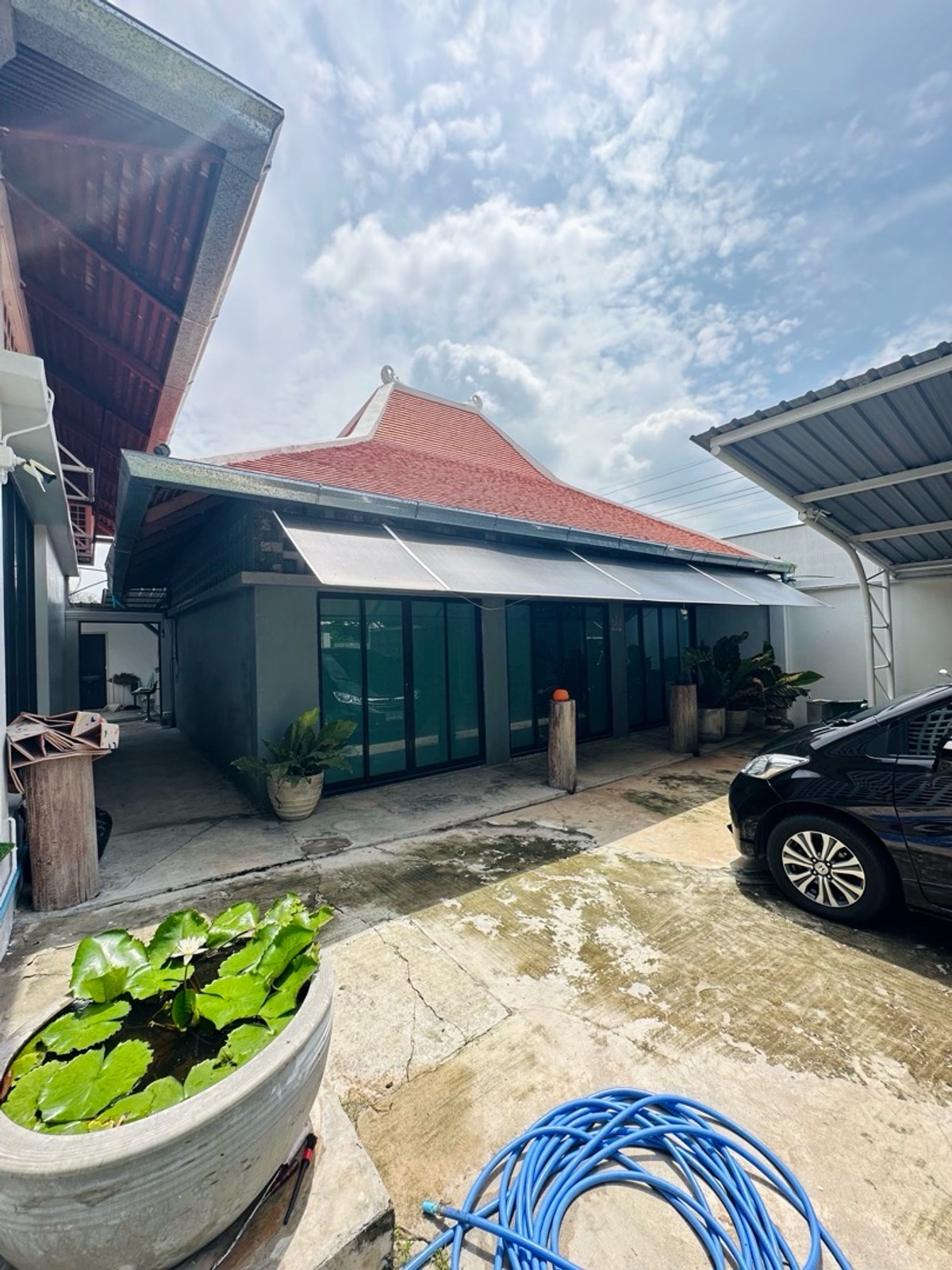 For RentOfficeKaset Nawamin,Ladplakao : Land size 300 square wah, good location with a single story building that can be used as a residence or office. Nuanchan 56, Ramintra and Nawamin, can enter and exit in many ways. The environment is school, office, office.