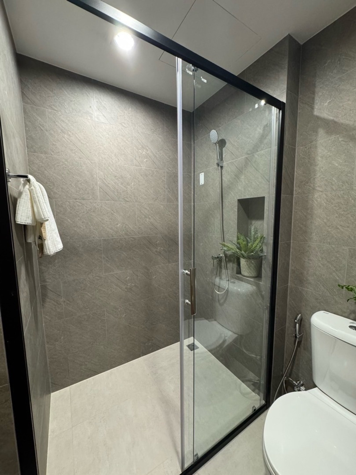 For SaleCondoRamkhamhaeng, Hua Mak : The Livin RamkhamhaengStudio 22 sq.m. price only 1.79 million baht.Phat: 064-642-8664Nui: 094-624-2014