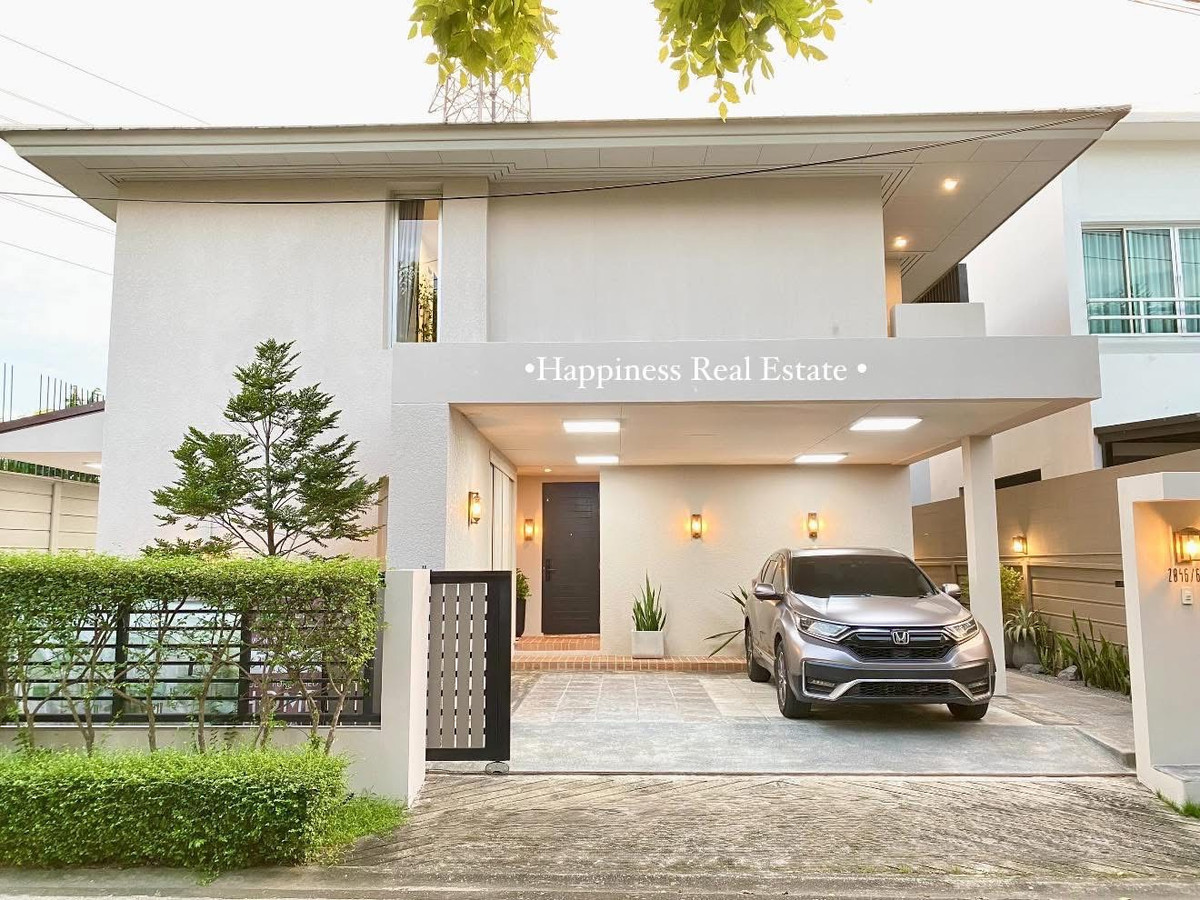 For SaleHousePattanakan, Srinakarin : ✨🌿 Live life next to the river view. But the location is very close to the city. Next to Phatthanakan intersection 🏡 15 minutes from Ekkamai-Thonglor