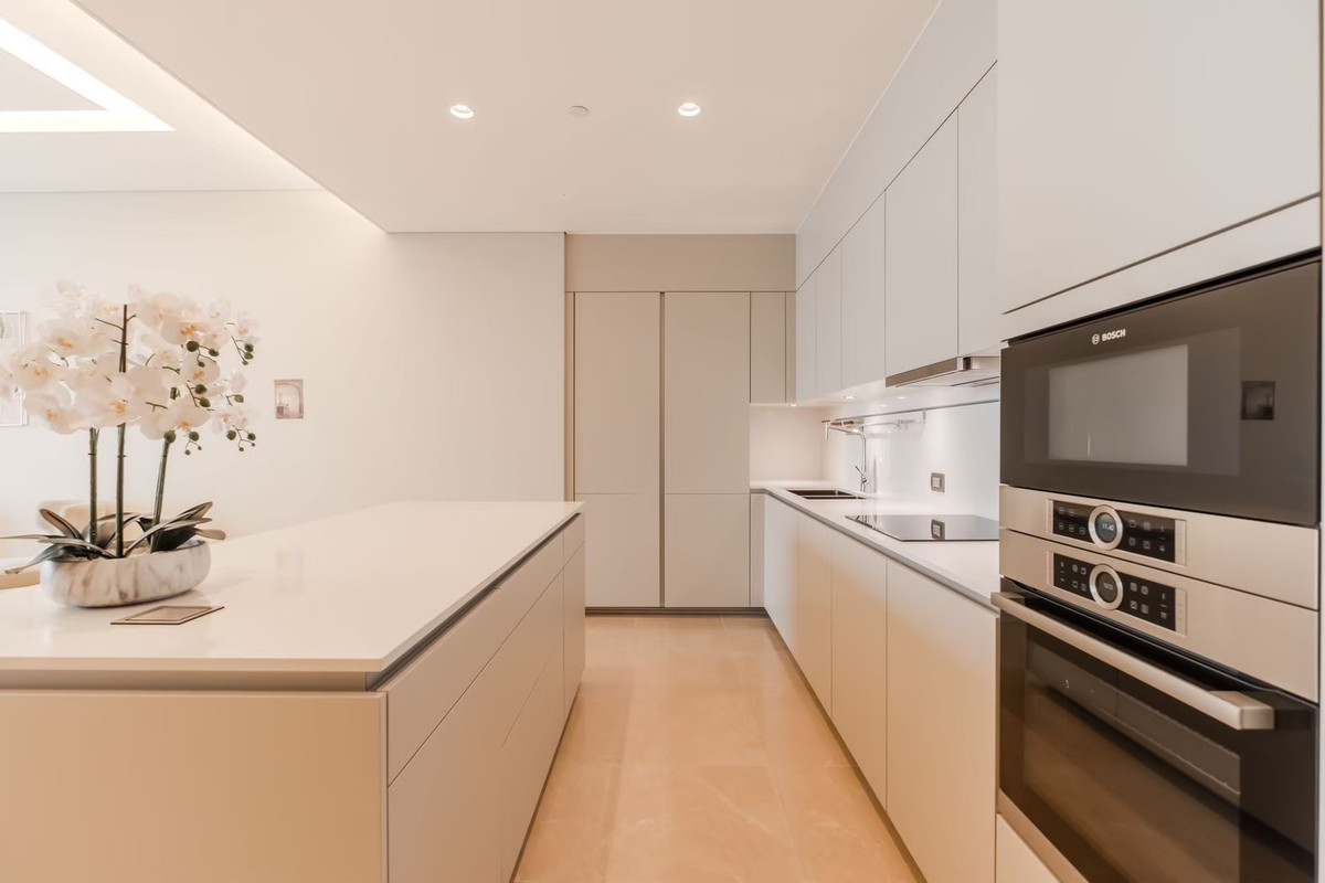 คอนโดวิทยุ ชิดลม หลังสวน : Sindhorn Kempinski 140sqm. 2XFl 2bed 2.5bath Sell: 49,000,000 Rent: 300,000/mth. Am: 0656199198