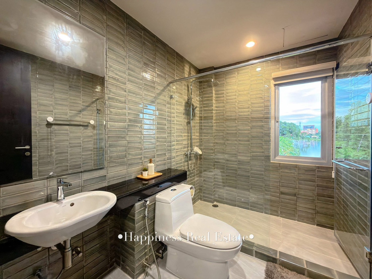 For SaleHousePattanakan, Srinakarin : ✨🌿 Live life next to the river view. But the location is very close to the city. Next to Phatthanakan intersection 🏡 15 minutes from Ekkamai-Thonglor