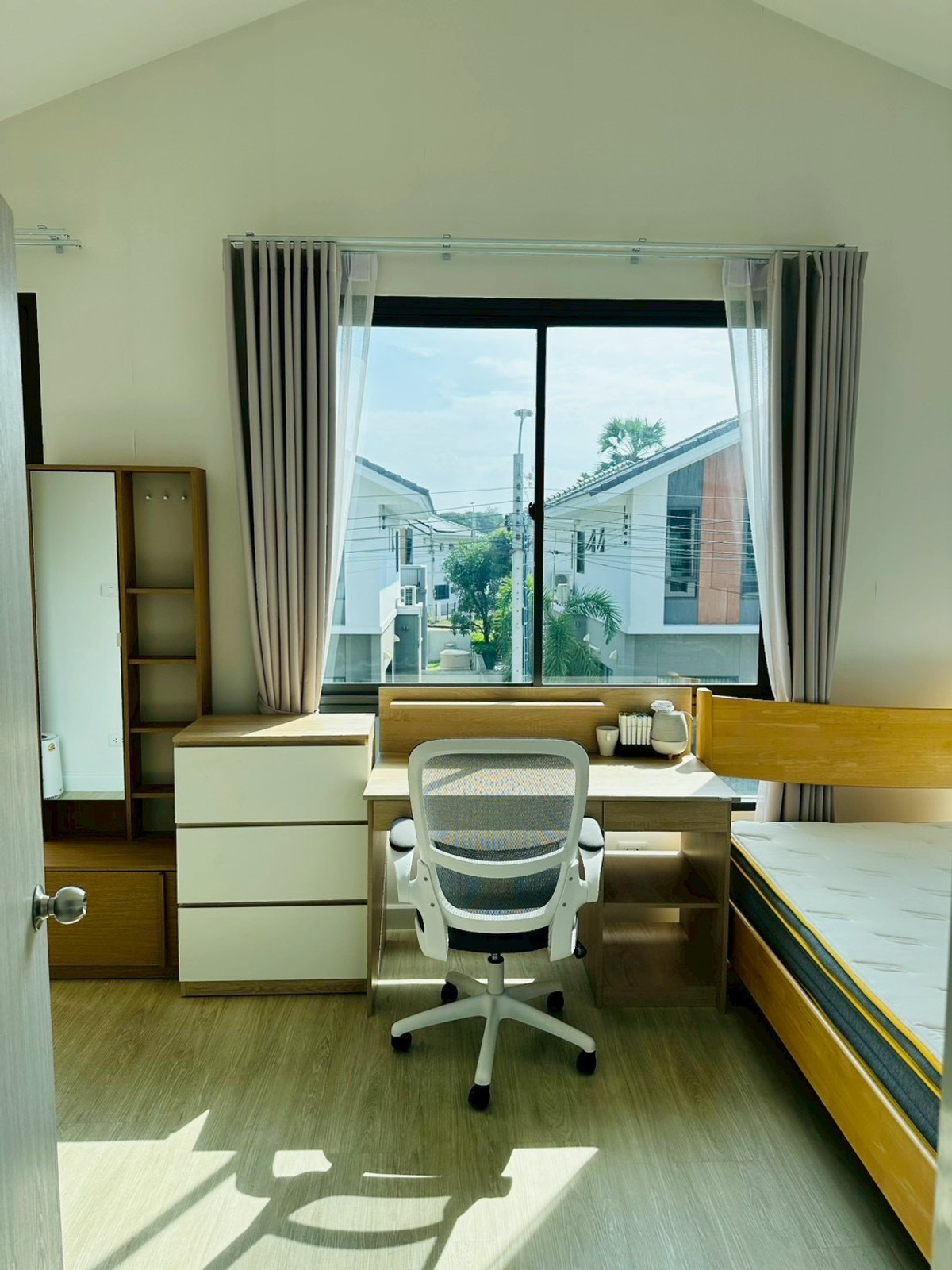 For SaleHouseChaengwatana, Muangthong : 💕 Beautiful house with furniture At a price of less than 5MB. 🫶 ✨🏡 Semi-detached house, detached house style. Near SISB International School, Nonthaburi