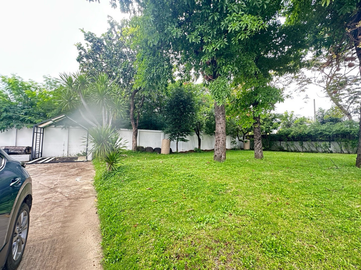 For RentOfficeKaset Nawamin,Ladplakao : Land size 300 square wah, good location with a single story building that can be used as a residence or office. Nuanchan 56, Ramintra and Nawamin, can enter and exit in many ways. The environment is school, office, office.