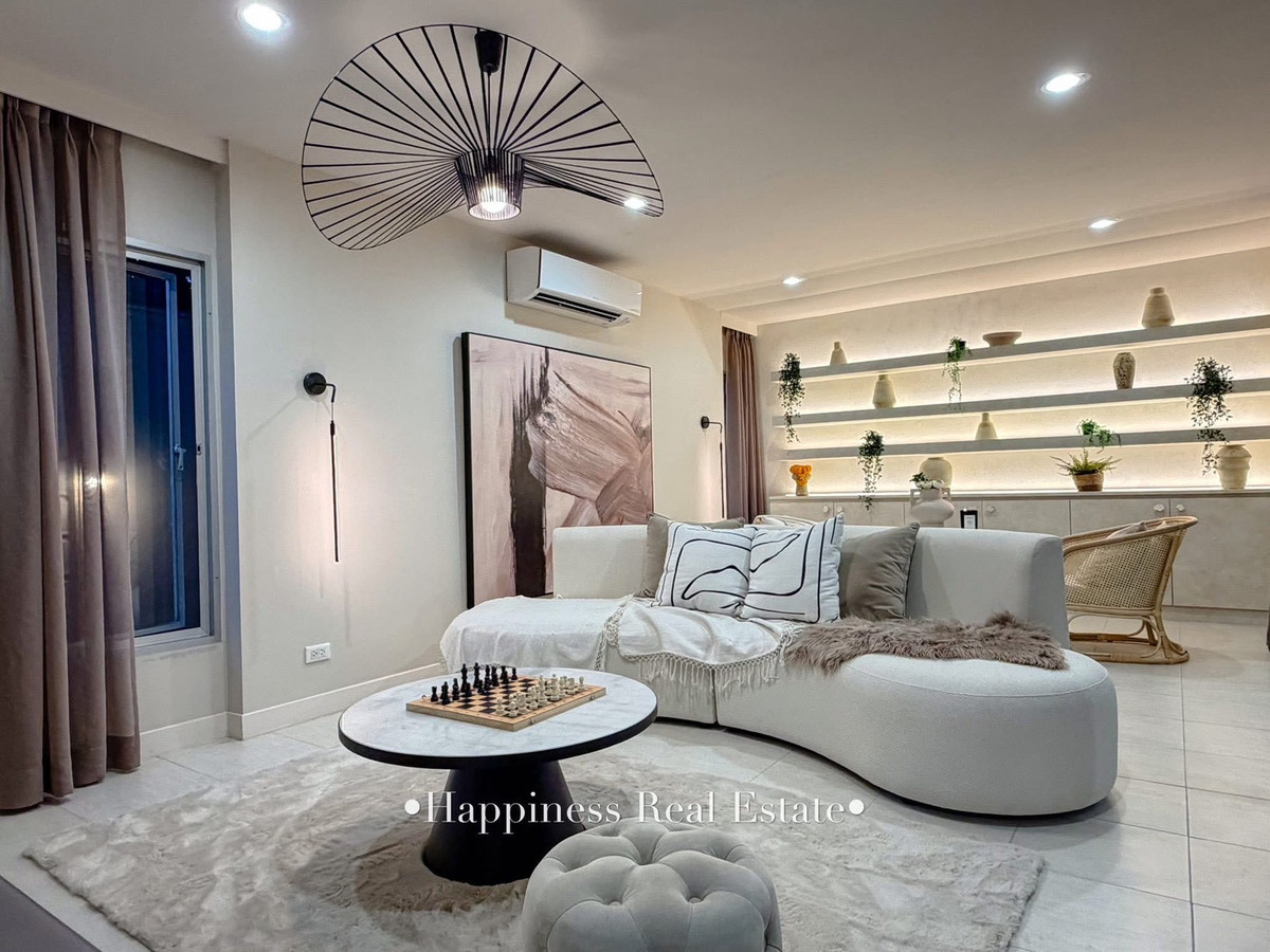 For SaleHousePattanakan, Srinakarin : ✨🌿 Live life next to the river view. But the location is very close to the city. Next to Phatthanakan intersection 🏡 15 minutes from Ekkamai-Thonglor