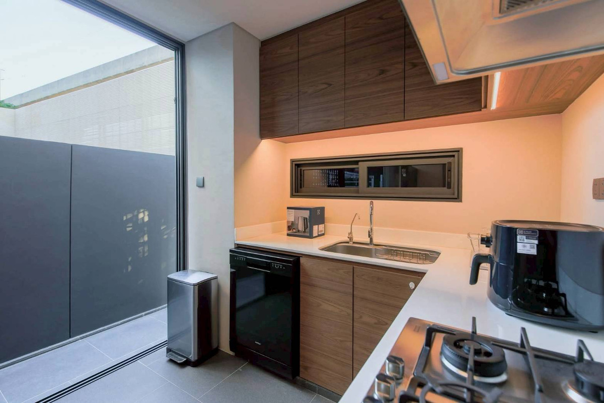 For RentHousePattanakan, Srinakarin : The Urban Reserve – Super Luxury 3-Storey Pool Villa in Krungthep Kreetha Area Please call: 062-496-6454