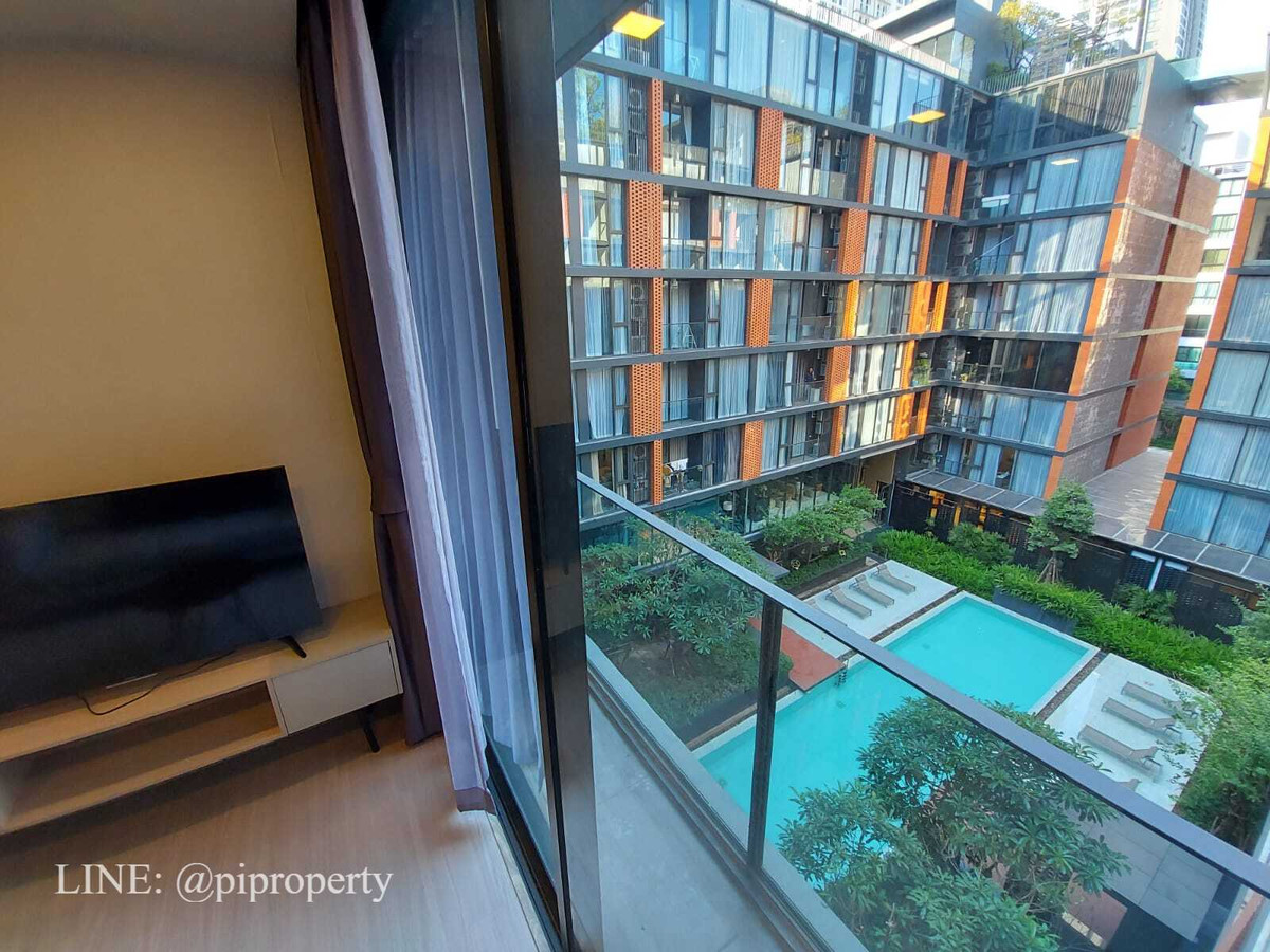 For RentCondoSukhumvit, Asoke, Thonglor : Fully furnished 2 Bedrooms units for rent in Quintara Treehaus Sukhumvit 42. Swimming pool view unit. Walkable to BTS Ekkamai.