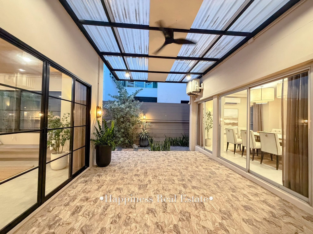 For SaleHousePattanakan, Srinakarin : ✨🌿 Live life next to the river view. But the location is very close to the city. Next to Phatthanakan intersection 🏡 15 minutes from Ekkamai-Thonglor