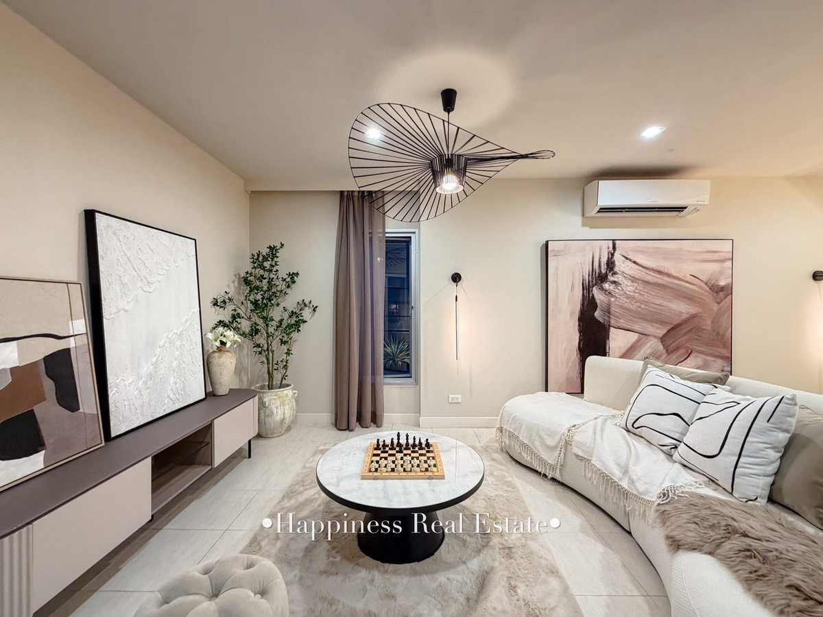 For SaleHousePattanakan, Srinakarin : ✨🌿 Live life next to the river view. But the location is very close to the city. Next to Phatthanakan intersection 🏡 15 minutes from Ekkamai-Thonglor