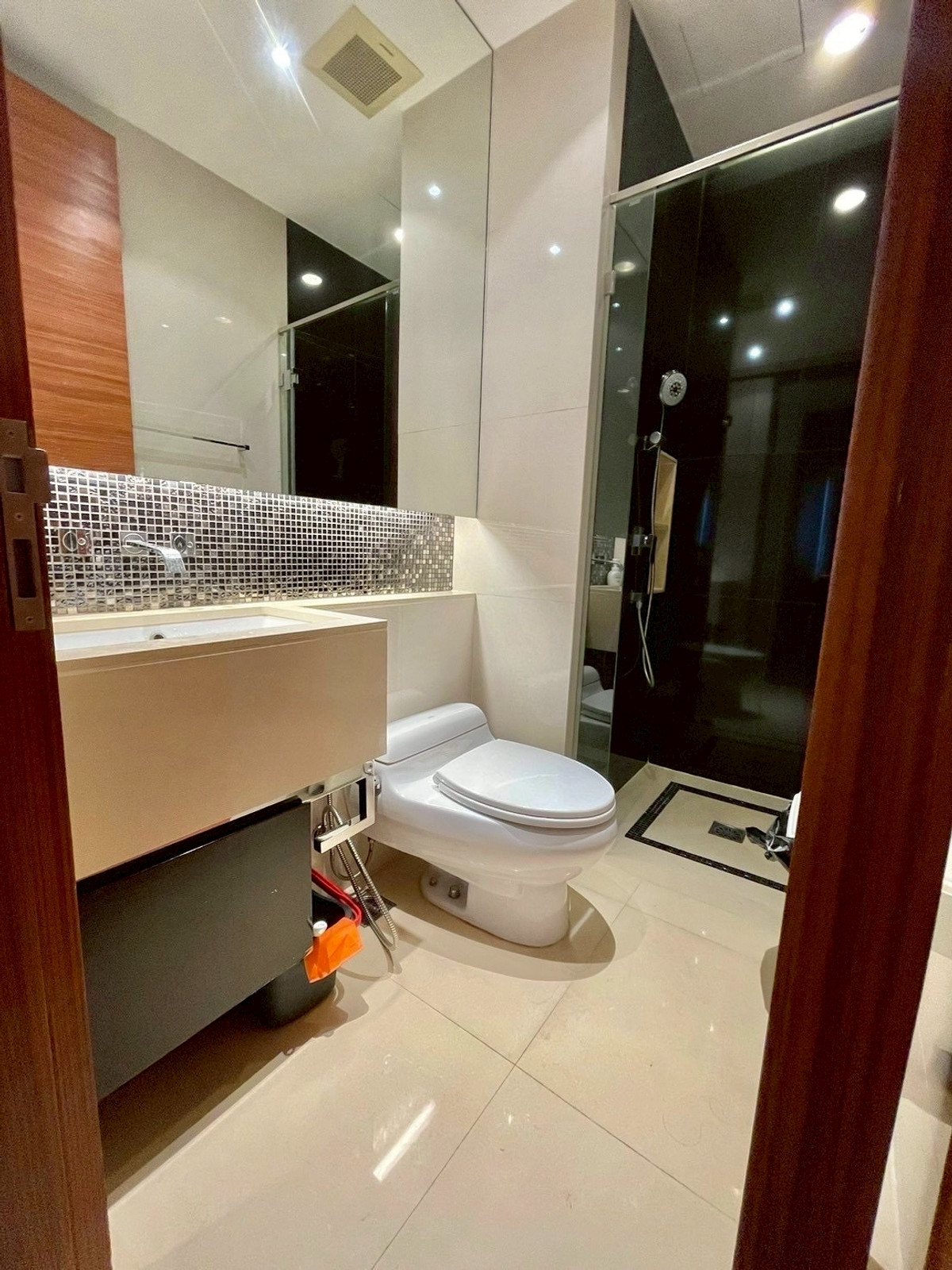 For RentCondoSukhumvit, Asoke, Thonglor : Condo The Address Sukhumvit 28, convenient travel, near BTS, there is a shuttle, beautiful room, fully furnished, ready to move in!!