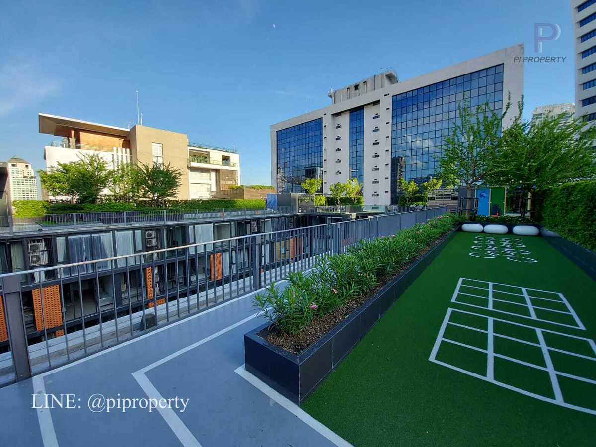 For RentCondoSukhumvit, Asoke, Thonglor : Fully furnished 2 Bedrooms units for rent in Quintara Treehaus Sukhumvit 42. Swimming pool view unit. Walkable to BTS Ekkamai.