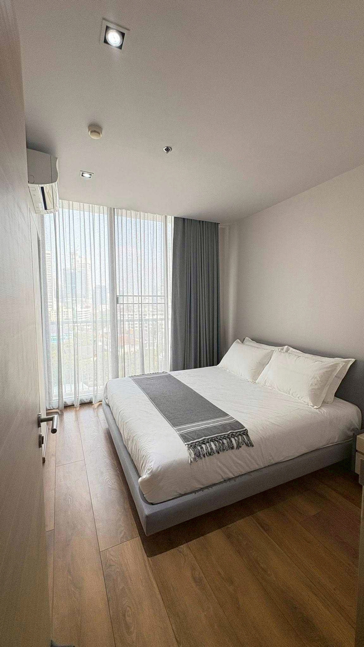 For RentCondoSukhumvit, Asoke, Thonglor : Park 24 Condo, convenient travel, close to BTS, there is a shuttle, beautiful room, fully furnished, ready to move in!!