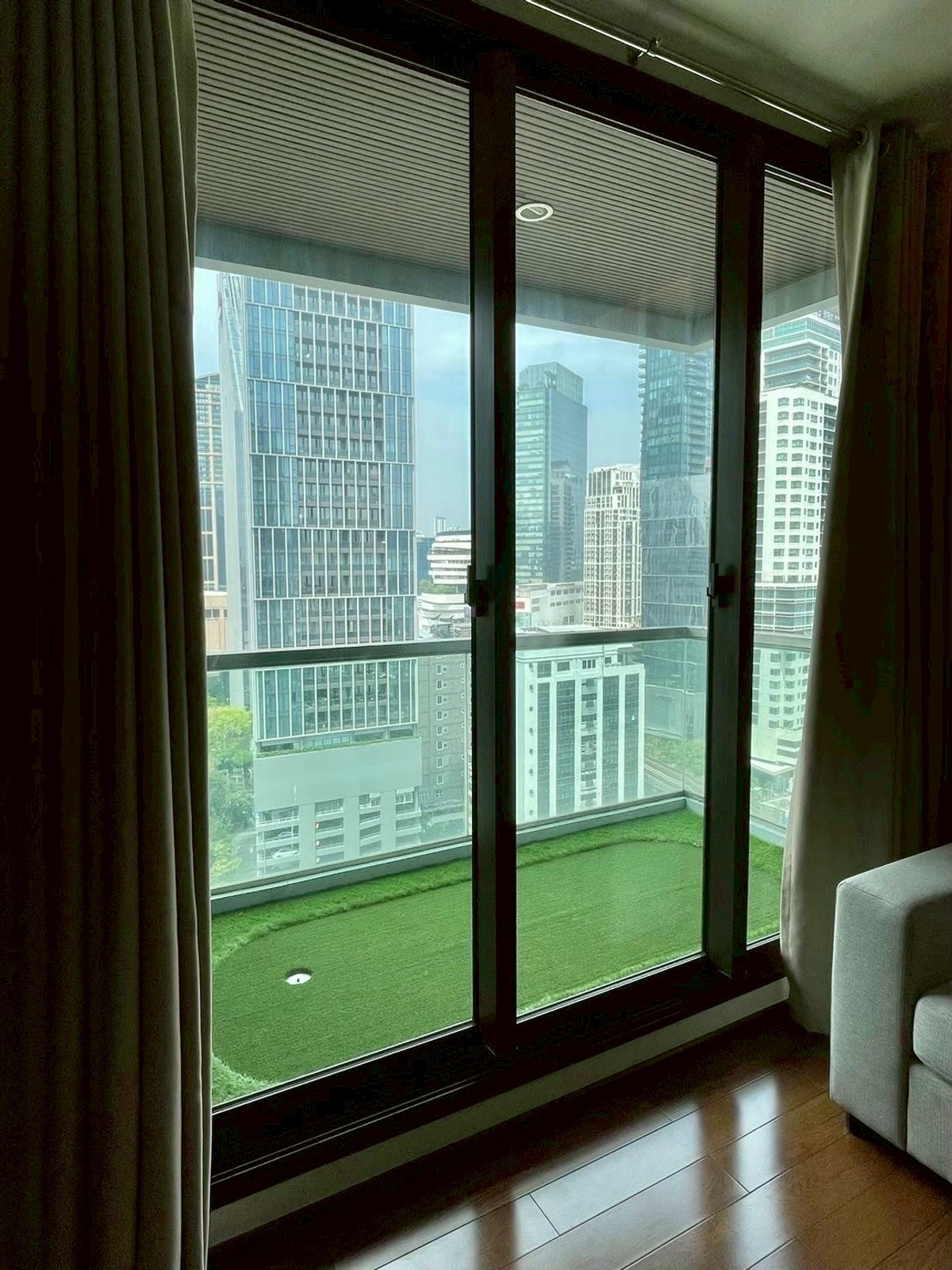 For RentCondoSukhumvit, Asoke, Thonglor : Condo The Address Sukhumvit 28, convenient travel, near BTS, there is a shuttle, beautiful room, fully furnished, ready to move in!!