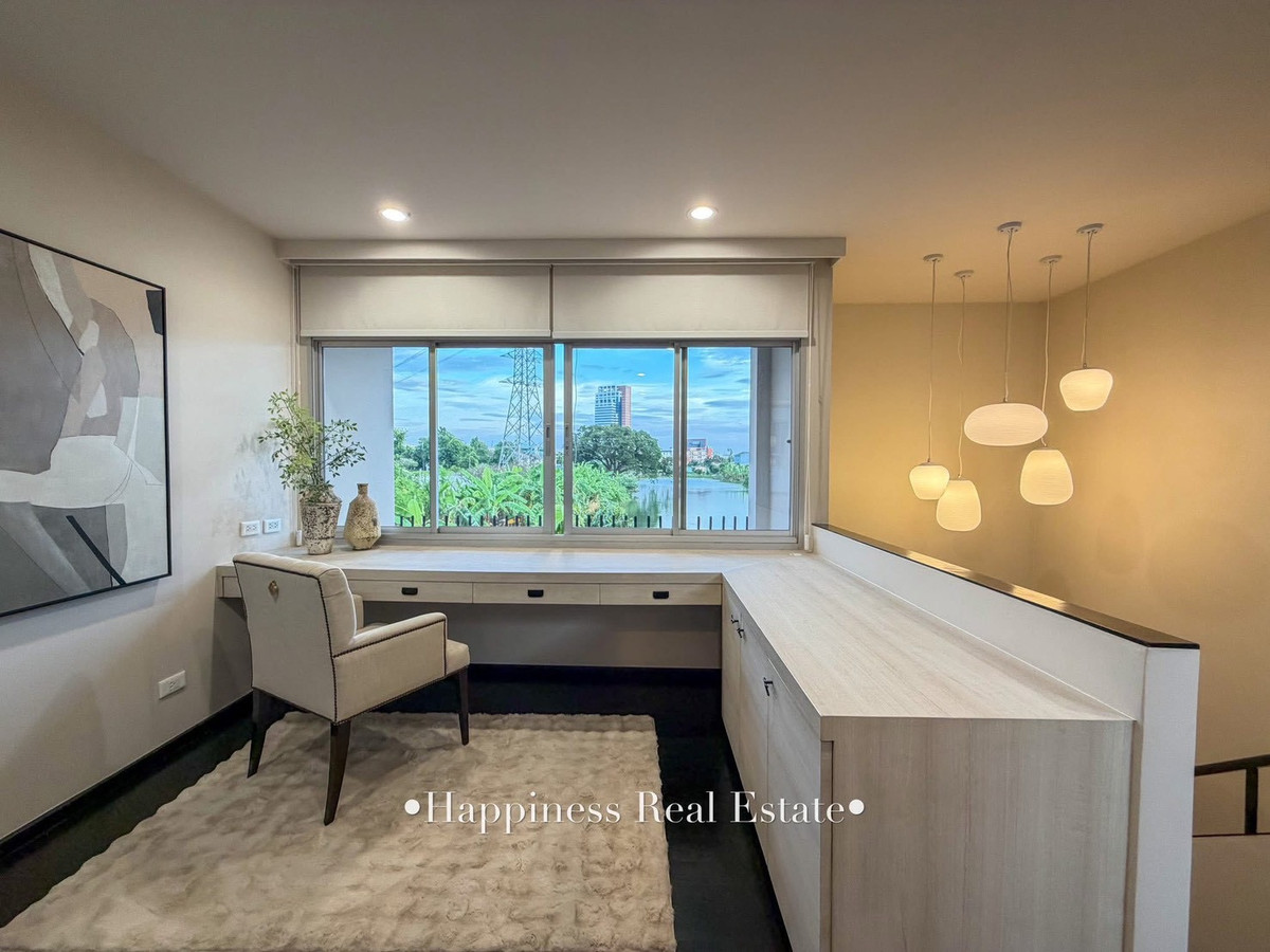 For SaleHousePattanakan, Srinakarin : ✨🌿 Live life next to the river view. But the location is very close to the city. Next to Phatthanakan intersection 🏡 15 minutes from Ekkamai-Thonglor