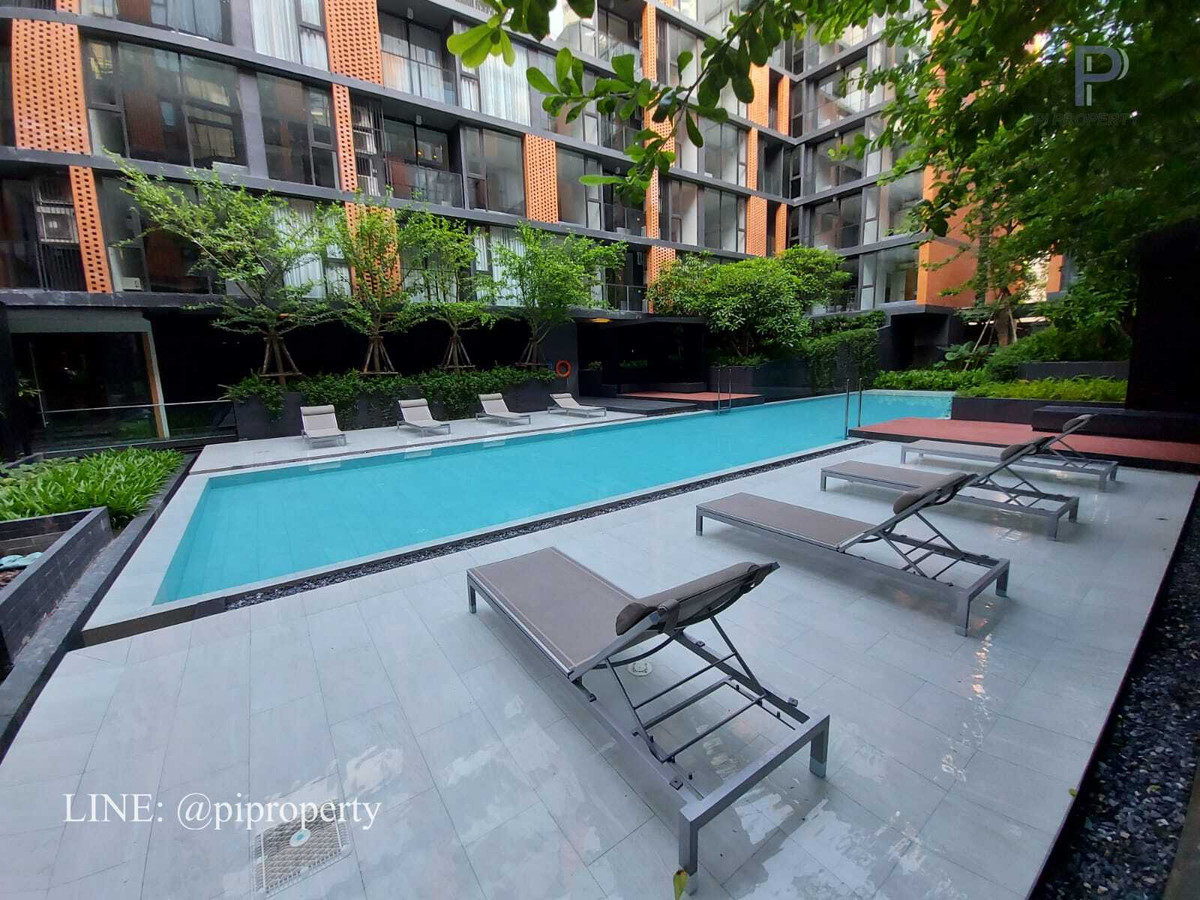 For RentCondoSukhumvit, Asoke, Thonglor : Fully furnished 2 Bedrooms units for rent in Quintara Treehaus Sukhumvit 42. Swimming pool view unit. Walkable to BTS Ekkamai.