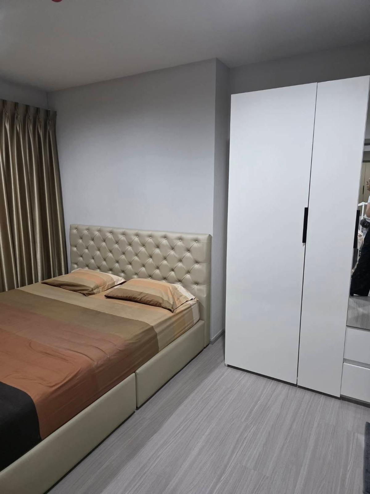 For RentCondoRama9, Petchburi, RCA : Life Asoke Hype, large room 40 sq m, high floor, complete with electrical appliances.