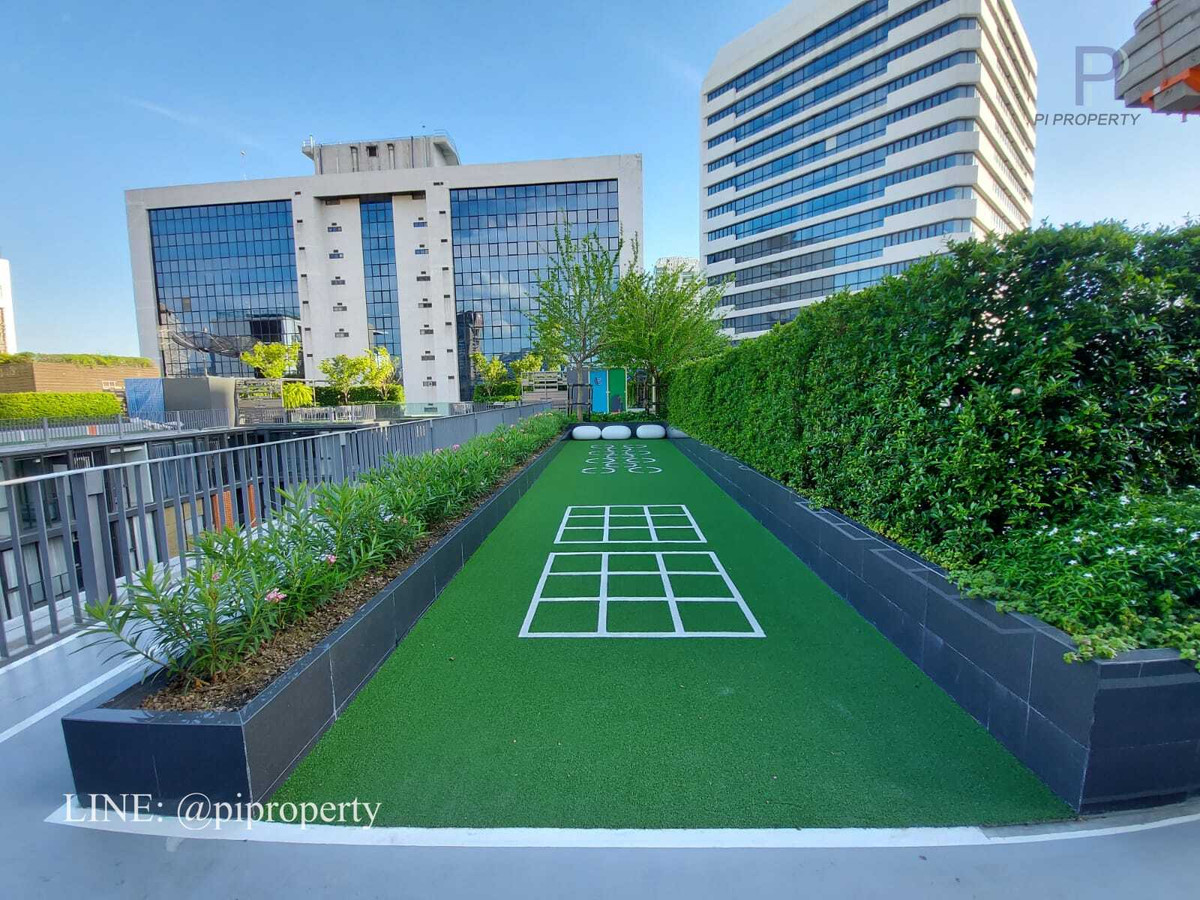 For RentCondoSukhumvit, Asoke, Thonglor : Fully furnished 2 Bedrooms units for rent in Quintara Treehaus Sukhumvit 42. Swimming pool view unit. Walkable to BTS Ekkamai.