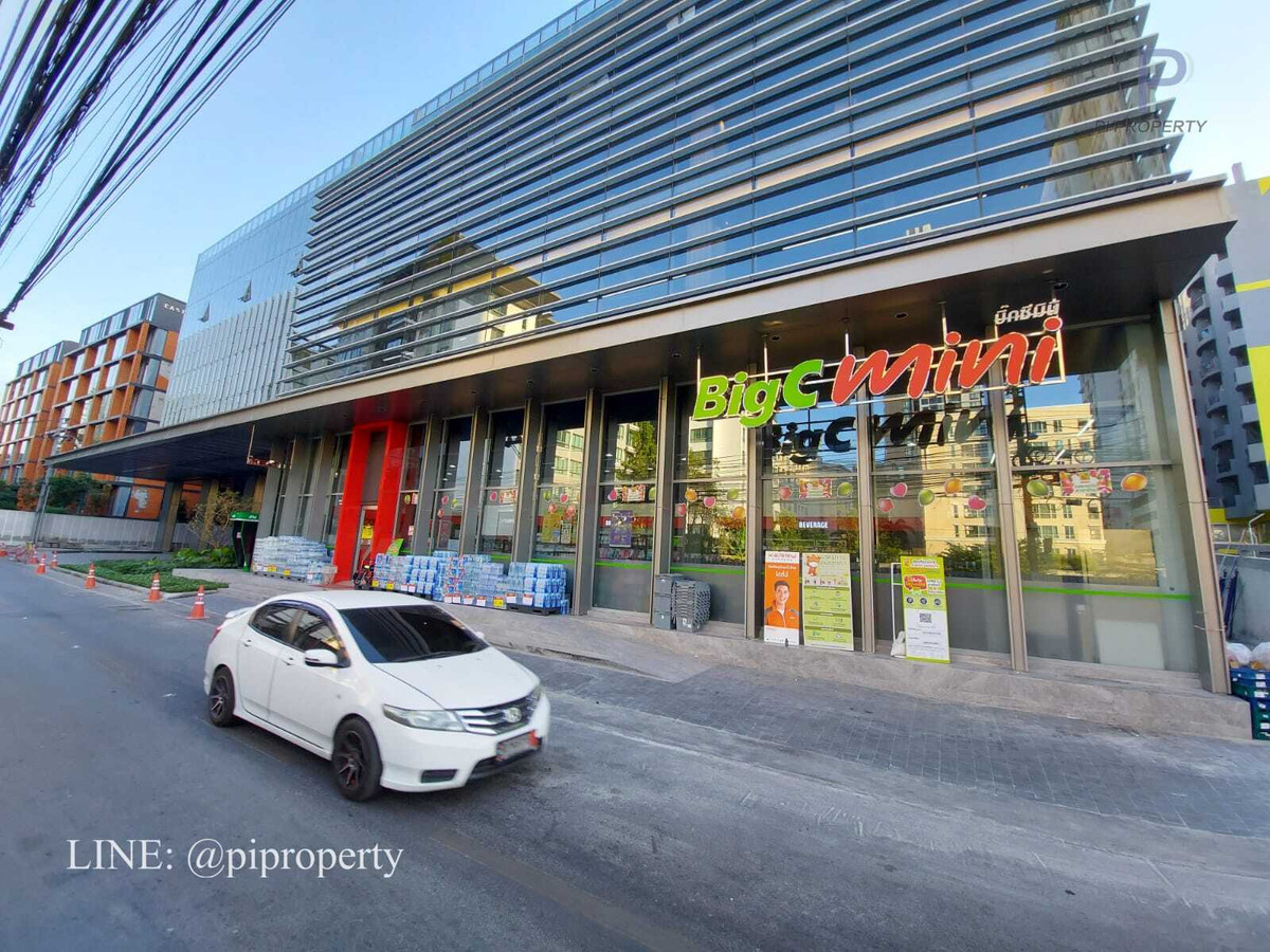 For RentCondoSukhumvit, Asoke, Thonglor : Fully furnished 2 Bedrooms units for rent in Quintara Treehaus Sukhumvit 42. Swimming pool view unit. Walkable to BTS Ekkamai.