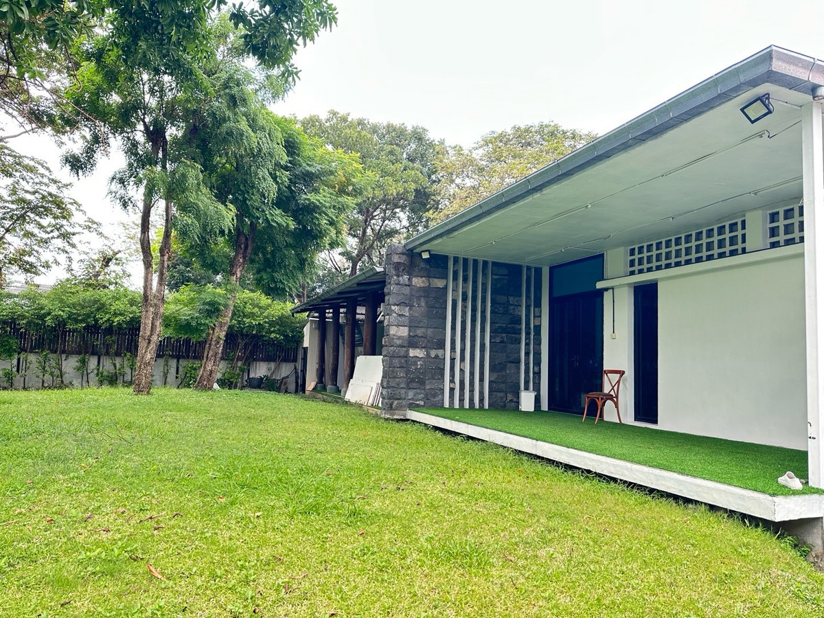 For RentOfficeKaset Nawamin,Ladplakao : Land size 300 square wah, good location with a single story building that can be used as a residence or office. Nuanchan 56, Ramintra and Nawamin, can enter and exit in many ways. The environment is school, office, office.