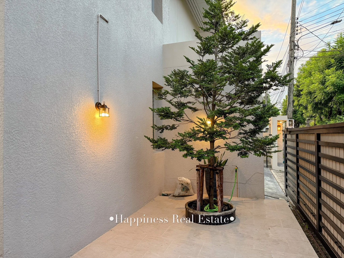 For SaleHousePattanakan, Srinakarin : ✨🌿 Live life next to the river view. But the location is very close to the city. Next to Phatthanakan intersection 🏡 15 minutes from Ekkamai-Thonglor