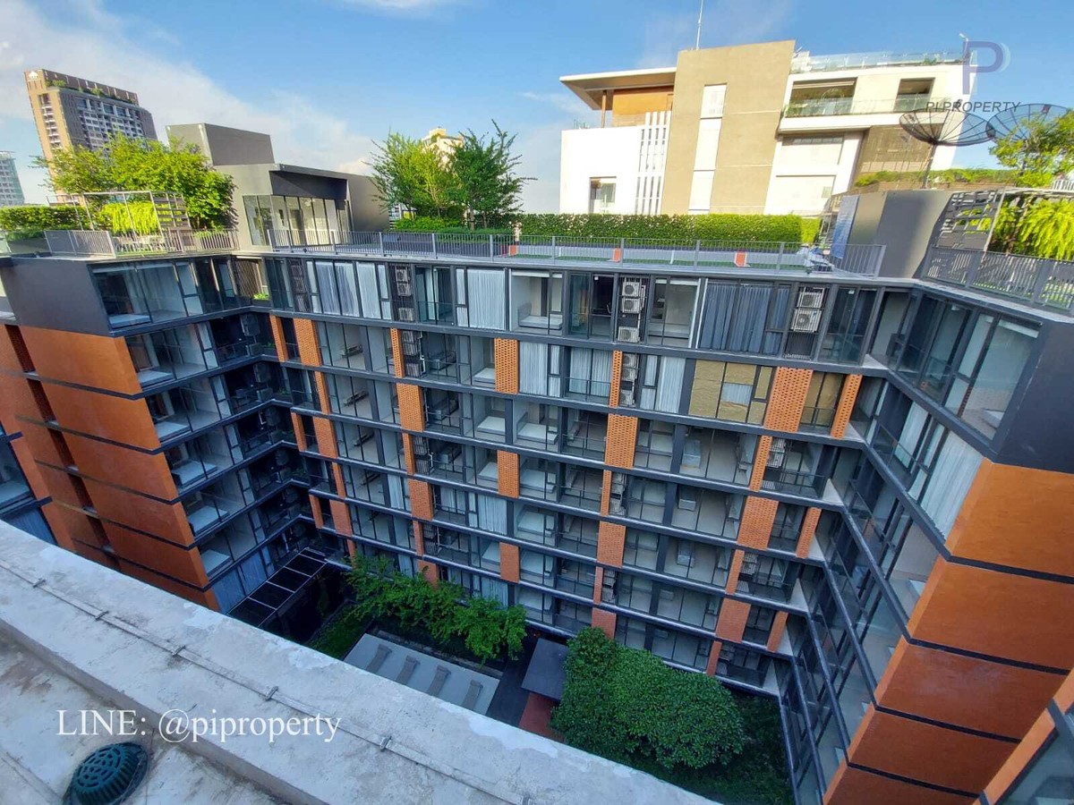 For RentCondoSukhumvit, Asoke, Thonglor : Fully furnished 2 Bedrooms units for rent in Quintara Treehaus Sukhumvit 42. Swimming pool view unit. Walkable to BTS Ekkamai.