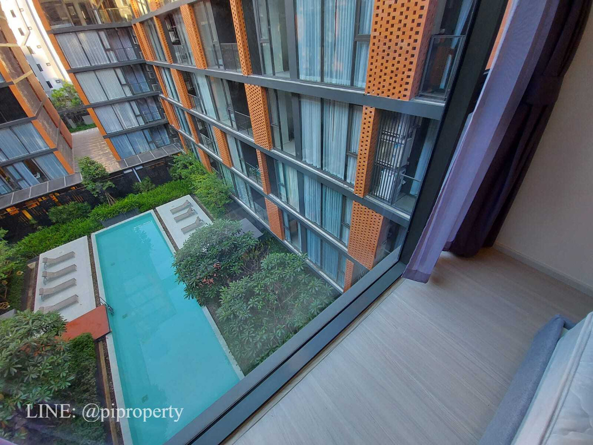 For RentCondoSukhumvit, Asoke, Thonglor : Fully furnished 2 Bedrooms units for rent in Quintara Treehaus Sukhumvit 42. Swimming pool view unit. Walkable to BTS Ekkamai.
