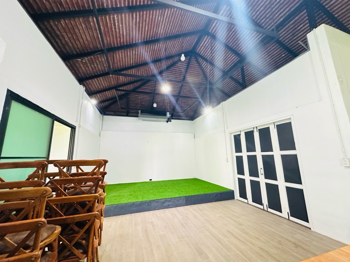 For RentOfficeKaset Nawamin,Ladplakao : Land size 300 square wah, good location with a single story building that can be used as a residence or office. Nuanchan 56, Ramintra and Nawamin, can enter and exit in many ways. The environment is school, office, office.